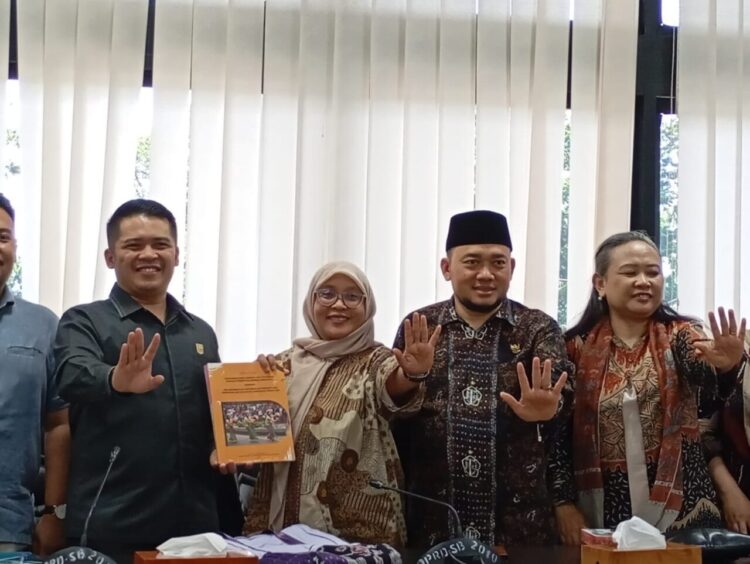 DPRD Sumbar Siap Berkolaborasi untuk Perkuat Perlindungan Perempuan 1 AUDIENSI— Wakil Ketua DPRD Sumbar Iqra Chissa melakukan audiensi dengan Komnas Perempuan.