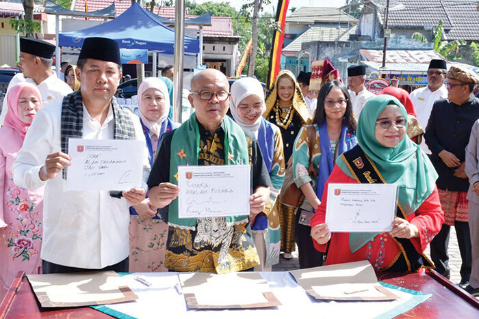 Dari Lubuk Basung ke Panggung Nasional, Perpustakaan Bahrul Ulum Masuk 12 Besar Terbaik Indonesia 1 KATA BIJAK— Sebelum memulai proses penilaian terhadap Perpustakaan Bahrul Ulum Nagari Lubuk Basung, anggota tim verifikasi pusat, Maman Suherman atau yang akrab disapa Kang Maman, bersama Sekda Agam, Mhd Lutfi AR, dan Ketua TP PKK Agam, Ny Merry Benni Warlis, memberikan kata- kata bijak yang sarat makna.