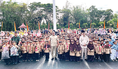 Pemko Bukittinggi Salurkan Perlengkapan Sekolah Gratis untuk Ribuan Siswa SD 1 SIMBOLIS— Wali Kota Bukittinggi, Ramlan Nurmatias serahkan secara simbolis perlengkapan sekolah gratis kepada seluruh siswa Sekolah Dasar (SD) negeri dan swasta di Kota Bukittinggi. Penyerahan ini berlangsung di halaman Balai Kota, Kamis (11/9).