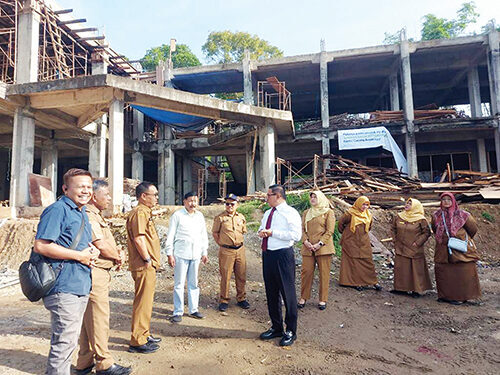 TINJAU— Wako Bukittinggi, Ramlan Numatias, meninjau pembangunan kembali pembangunan SDN 08 Campago Ipuah Bukittinggi, Selasa (23/9). Pekerjaan yang dimulai 31 Juli 2025 ditargetan selesai pada 12 Desember 2025.