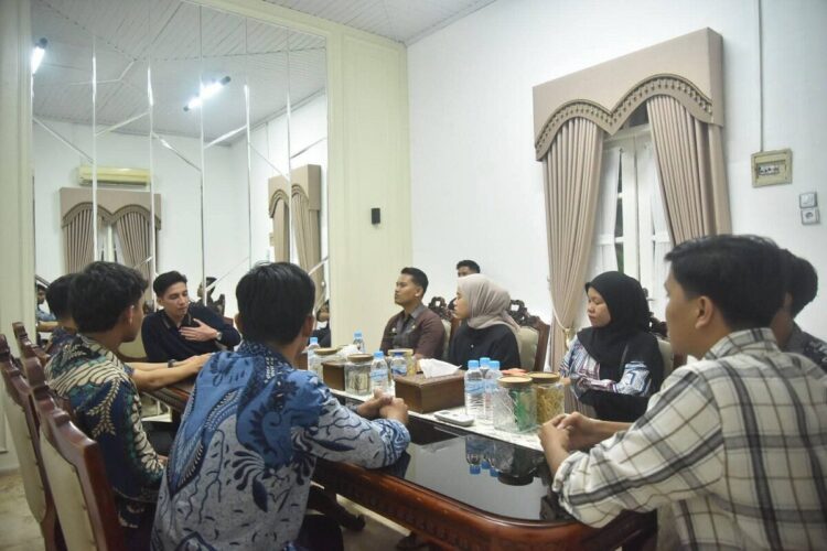 Komunitas Pelari Kota Sawahlunto Bakal Gelar Iven Lari 1 KUNJUNGAN— Wali Kota Sawahlunto Riyanda Putra menerima kedatangan dari Komunitas Pelari
Kota Sawahlunto atau Parabo di Rumah Dinas Wali Kota.