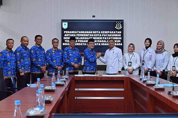 PERKUAT KERJA SAMA— Wali Kota Payakumbuh Zulmaeta foto bersama usai teken MoU dengan Kejaksaan Negeri (Kejari) Payakumbuh dalam penanganan masalah hukum di bidang perdata dan tata usaha negara (TUN).