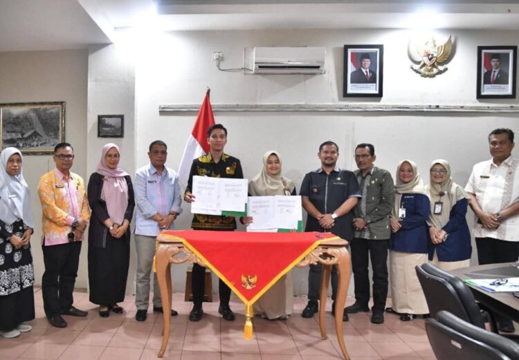 Wali Kota Hadiri Forum Komunikasi BPJS Kesehatan, Sawahlunto Komit Pertahankan Capaian UHC 1 FORUM KOMUNIKASI BPJS— Wali Kota Sawahlunto Riyanda Putra bersama Wakil Wali Kota Jeffry Hibatullah, Sekretaris Daerah Rovanly Abdams, serta jajaran OPD terkait menghadiri Pertemuan Forum Komunikasi BPJS Kesehatan Semester II yang digelar oleh BPJS Kesehatan Cabang Solok.