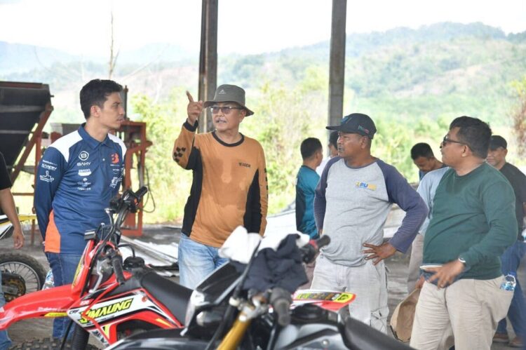 DESTINASI EGROWOSATA— Wali Kota Sawahlunto Riyanda Putra bersama Wakil Wali Kota Jeffry Hibatullah didampingi anggota DPRD Ronny Eka Putra, meninjau potensi embung dan destinasi agrowisata di Kenagarian Kolok, Kecamatan Barangin, dengan menggunakan sepeda motor trail.