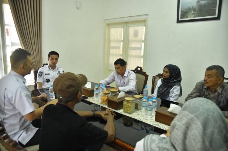 PERSIAPAN PEMEKARAN— Wali Kota Sawahlunto Riyanda Putra menerima audiensi Pemerintah Desa Persiapan Pemekaran Muaro Kalaban Selatan yang didampingi Camat Silungkang dan perangkat daerah terkait, di Rumah Dinas Wali Kota, Rabu (10/9).