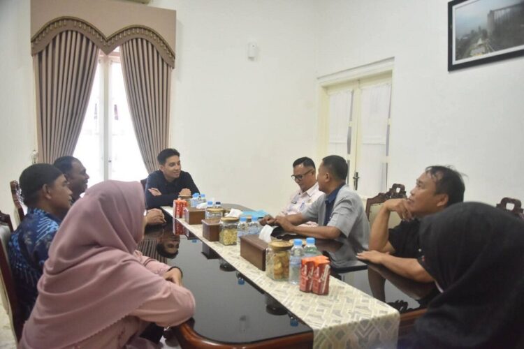 Miliki Posisi Strategis Mitra Pemerintah Desa, BPD Dukung Kinerja Pemerintah Desa 1 AUDIENSI— Wali Kota Sawahlunto Riyanda Putra menerima audiensi pengurus Badan Permusyawaratan Desa (BPD) se-Kota Sawahlunto di Rumah Dinas Wali Kota.