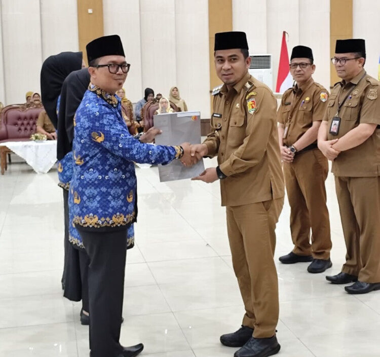 187 PPPK Kota Solok Formasi Tahun 2024 Terima SK, Ramadhani: Wajib Patuhi Ketentuan dan Dievaluasi Secara Berkala 1 SERAHKAN SK—Wali Kota Solok, Ramadhani Kirana Putra menyerahkan SK kepada PPPK