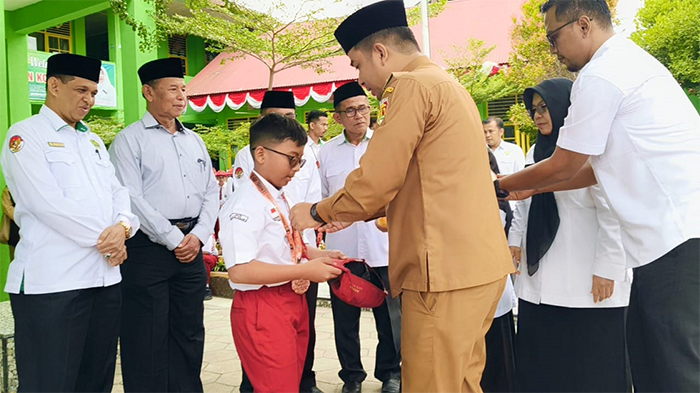 Tidak Hanya dalam Keagamaan, Wako Ramadhani: MIN Mampu Lahirkan Generasi Unggul 1 SISWA BERPRESTASI— Wali Kota Solok Ramadhani memberikan selamat atas prestasi yang diraih siswa MIN Kota Solok di tingkat nasional.