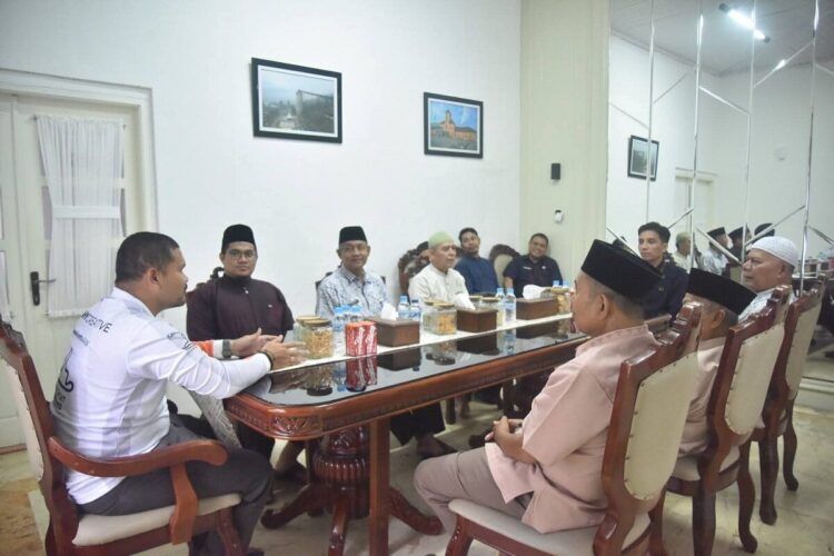 AUDIENSI—Wali Kota Riyanda memberikan saat saat menerima audiensi dari Pengurus Masjid Agung Nurul Islam