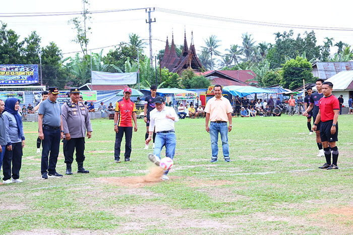 Turnamen Sepak Bola Wali Kota Cup IX, 16 Tim Terbaik Asal Sumbar, Riau dan Jambi Siap Bertarung 1 TENDANGAN—Wali Kota Zulmarta melakukan tendangan pertama atau kick off tanda dimulainya Turnamen Wali Kota Cup IX 2025