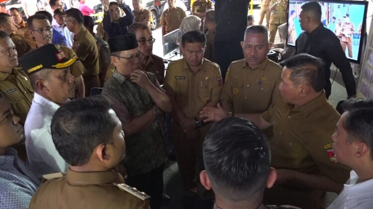 Pemko Bukittinggi dan Pemkab Limapuluh Kota Serahkan Bantuan 1 BANTUAN— Wali Kota Bukittinggi Ramlan Nurmatias bersama Bupati Lima Puluh Kota Safni saat berbincang dengan Wali Kota Payakumbuh Zulmaeta, sekaligus meneyrahkan bantuan.