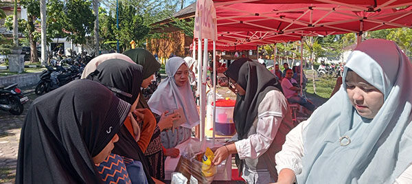 BELI BERAS—Warga Kota Pariaman saat membeli beras pada Gerakan Pangan Murah di halaman Rumah Tabuik Subarang.