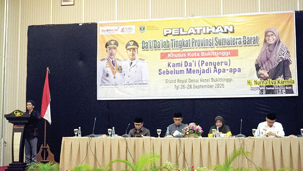 Wujudkan Dakwah Berkarakter, 100 Peserta Ikuti Pelatihan Da’i di Bukittinggi 1 PELATIHAN DA’I— Wawako Ibnu Asis, hadiri pembukaan pelatihan
Da’i/Da’iyyah Sumatera Barat khusus Kota Bukittinggi yang digelar
di Hotel Grand Royal Denai, Jumat (26/9).