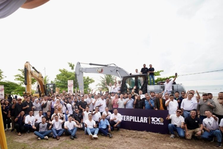 Perkuat Sinergi dengan Pelanggan, Trakindo Hadirkan Trakindo Fest 2025 di Padang 1 TRAKINDO FEST 2025— PT Trakindo Utama (Trakindo) sebagai penyedia solusi alat berat Caterpillar di Indonesia, kembali menghadirkan rangkaian Trakindo Fest 2025 di Kota Padang, pada Rabu (24/9). Trakindo Fest merupakan bagian dari upaya Trakindo untuk mempererat sinergi perusahaan dengan pelanggan melalui pengalaman yang lebih personal dan interaktif.