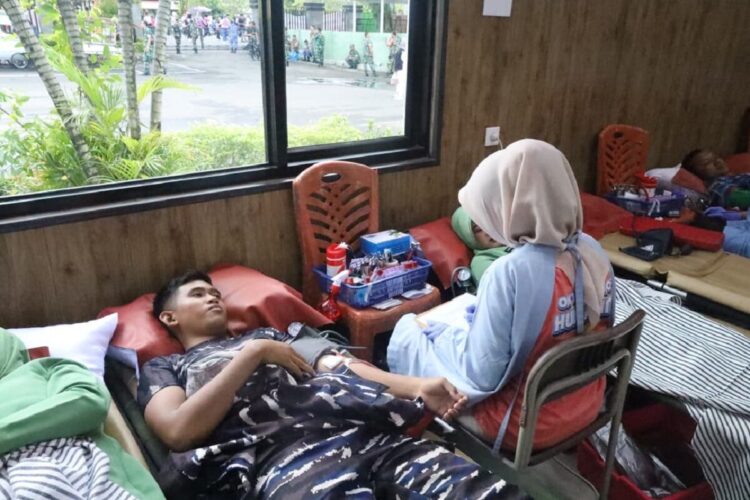 Bakti Kesehatan HUT TNI ke-80 di Makodam Tuanku Imam Bonjol, Mulyadi: Wujud Nyata TNI AL untuk Peningkatan Kesehatan Masyarakat 1 DONOR DARAH— Prajurit Kodaerfal II Padang mengikuti aksi donor darah di Makodam Tuanku Imam Bonjol, Padang, Minggu (21/9).