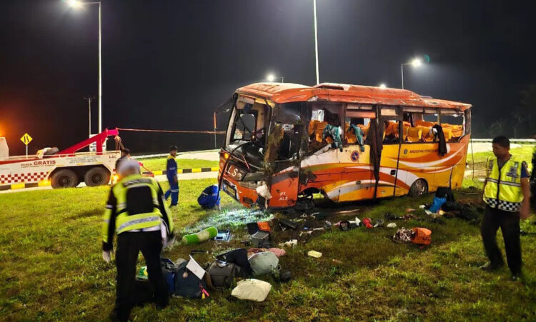 Tragedi Bus Pariwisata ALS Tewaskan 2 Atlet Karate, Sopir dan Kernet masih Diburu, Ada Unsur Kelalaian, Polres Padangpariaman Bentuk Tim Khusus 1 KECELAKAAN— Kondisi bus pariwisata ALS yang terbalik di di Jalan Pintu Keluar Tol Padang-Sincincin, Kapalo
Hilalang,
Kecamatan
2x11 Kayu
Tanam.