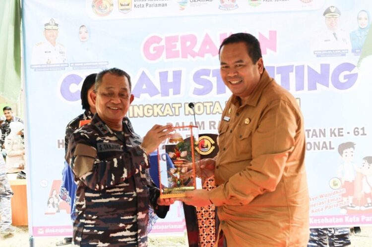 Komando Daerah II Padang, Dukung Program Ketahanan Pangan di Kota Pariaman 1 SERAHKAN CENDERA MATA—Komandan Kodaeral II Padang, Laksamana Muda TNI Sarimpunan Tanjung serahkan cendera mata kepada Wako Pariaman Yota Balad.