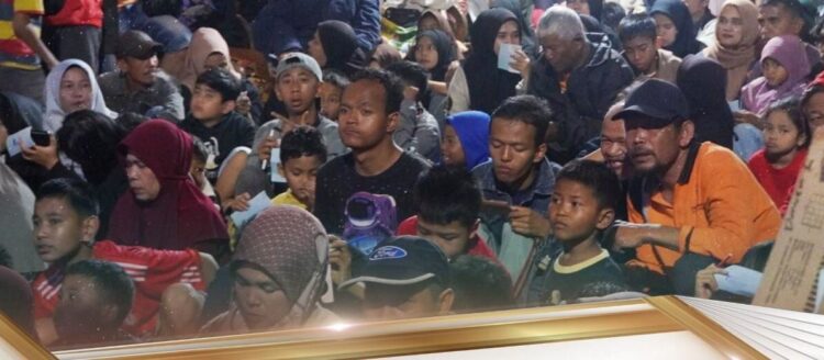KIM Badunsanak, Hidupkan Suasana Malam di Pasar Pusat 1 KIM BADUNSANAK— Ratusan warga tumpah ruah menikmati hiburan dan KIM Badunsanak yang diprakarsai pedagang kuliner bersama masyarakat Kelurahan Pasar Baru, Kecamatan Padang Panjang Barat, di Pasar Pusat Padang Panjang, Sabtu (27/9) malam.