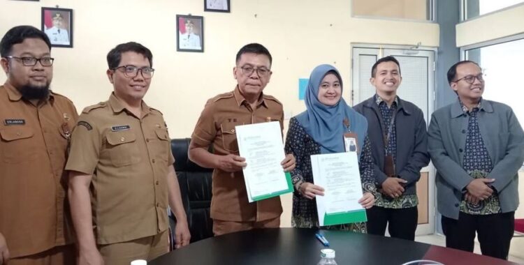 BPJS Kesehatan Bantu Pemkab Solok Selatan Tempat Sampah 1 SERAH TERIMA BANTUAN— Kepala Badan Perencanaan Pembangunan Daerah (Bappeda) Solok Selatan Taufik Efendi dan Kepala Cabang BPJS Kesehatan Solok Neri Eka Putri memperlihatkan tanda serah terima bantuan tempat sampah, di Padang Aro, Selasa (23/9).