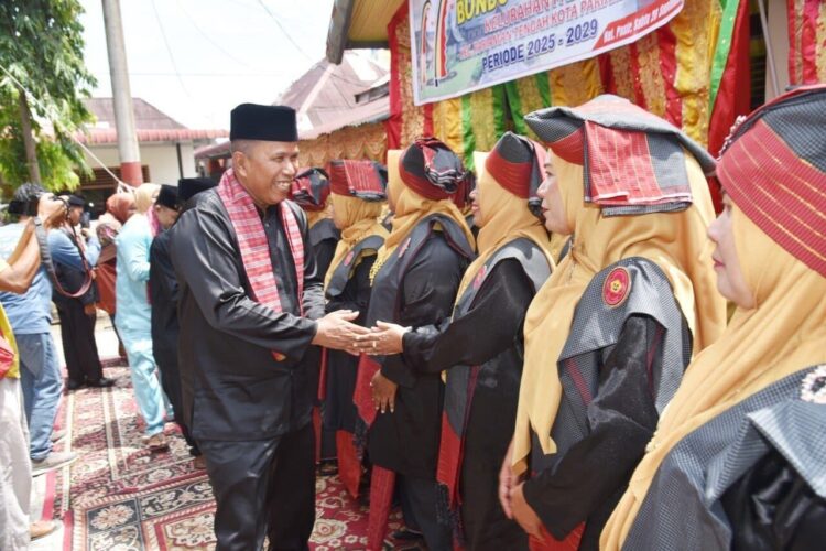 Bundo Kanduang Memiliki Peran Strategis Tanamkan Nilai Adat dan Budaya 1 PENGUKUHAN— Wakil Wali Kota Pariaman Mulyadi meghadiri pengukuhan Bundo Kanduang Kelurahan Pasir Periode 2025-2029, di halaman Kantor Lurah Pasir, Kecamatan Pariaman Tengah.