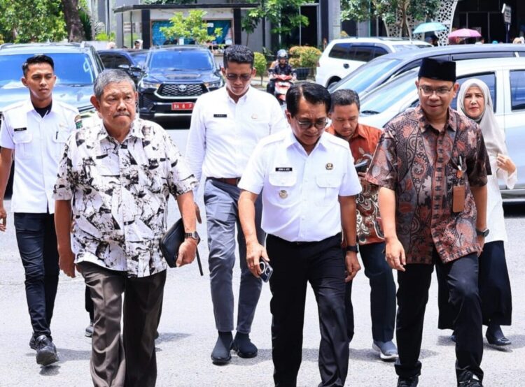 Pembangunan Kampus UNP di Tarok Segera Dimulai 1 BERSAMA—Bupati Padangpariaman John Kenedy Aziz bersama rombongan UNP saat Tarok Citi akan dimulai