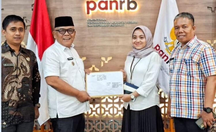 Pemkab Pasbar Perjuangkan Nasib Honorer, Surati Kemenpan RB untuk Usulan PPPK Paruh Waktu 1 SERAHKAN USULAN PPPK— Bupati Pasbar Yulianto bersama Kepala BKPSDM Pasbar, Agusli dan Kabid Pengembangan BKPSDM, Dedi Susanto, mengantar langsung surat usulan pengangkatan PPPK paruh waktu ke Kemenpan RB.