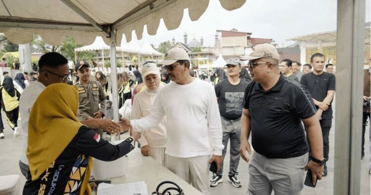 Bupati Khairunas Sebut CFD Solsel Semakin Berkualitas 1 KUNJUNGI STAND DI CFD— Bupati Solok Selatan H. Khairunas salami penjaga stand makanan saat melihat langsung Car Free Day (CFD), di RTH Solok Selatan di Padang Aro, Minggu (28/9).