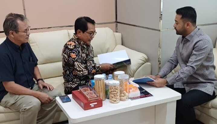 BERTEMU ANGGOTA BANGGAR DPR— Bupati Padangpariaman John Kenedy Azis melakukan audiensi langsung dengan anggota Komisi V sekaligus anggota Badan Anggaran DPR RI, Zigo Rolanda, di ruang Komisi V DPR RI.