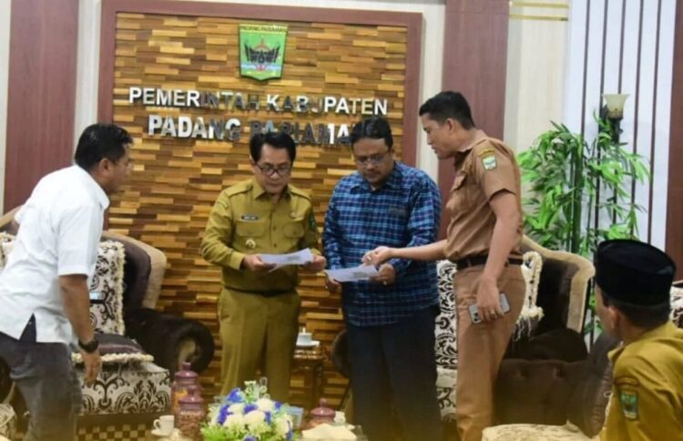 Bupati Padangpariaman Dukung Pembangunan SMA Garuda di Tarok 1 PEMBANGUNAN SEKOLAH—Bupati Padangpariaman John Kenedy Azis, saat melihat gambar bangunan SMA Garuda.