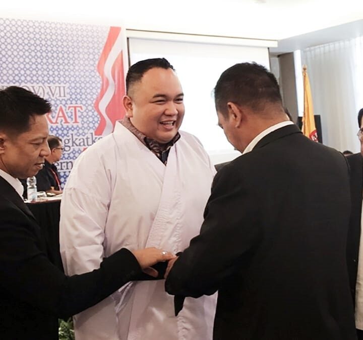 Nanda Satria Disematkan Sabuk Hitam Kehormatan DAN IV, KDG Lemkari Harried Taning Sambut Baik dan Beri Apresiasi 1 PEMASANGAN SABUK— Pemasangan Sabuk Hitam kepada Ketua Lemkari Sumbar masa bakti 2025-2030, Nanda Satria.