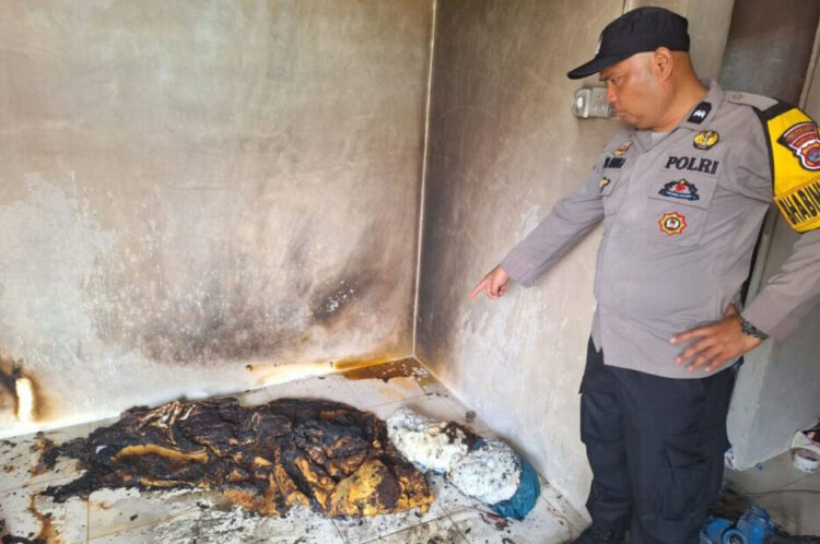 Ngeri! Gadis asal Mentawai Bakar Diri di Kamar Kos, Teriak Minta Tolong hingga Diselamatkan Warga, Korban Sempat Cekcok dengan Pacar 1 OLAH TKP— Tim Polsek Padang Barat melakukan olah TKP di kamar kos gadis asal Mentawai yang nekat membakar dirinya usai cekcok dengan pacarnya.