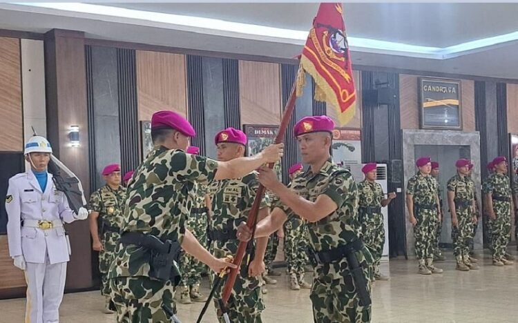 Danpasmar I Mayjen TNI (Mar) Ili Dasli Pimpin Sertijab, Putra Minang Pegang Pimpin Yonmarhanlan II Padang 1 SERTIJAB— Danpasmar I Majen TNI (Mar) Lli Dasli serahkan Tunggul Batalyon Marinir Pertahanan Pangkalan II Padang Siaga Dharma Samudera kepada Mayor Mar Afrison Taufik saat acara sertijab.