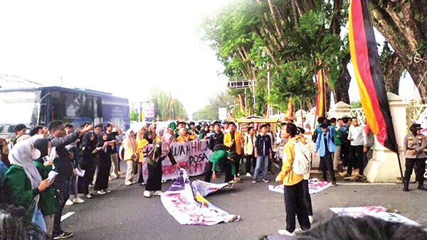 NASIB PETANI— Sejumlah mahasiswa melakukan aksi demontrasi di depan kantor Gubernur Sumbar, Senin (29/9) sore. Mahasiswa meminta gubernur dan Pemprov lebih peduli dan memperhatikan nasib petani yang masih belum sejahtera.
