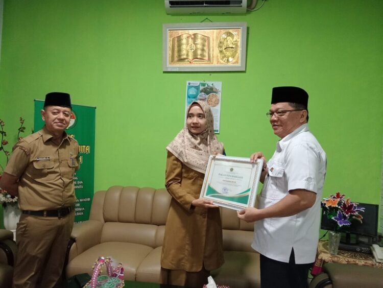 Dukung Penyelenggaraan Haji 2025, Radio Sawahlunto FM Terima Apresiasi Kemenag Sumbar 1 SERAHKAN PENGAHRGAAN— Kepala Kantor Kemenag Kota Sawahlunto Dr. Dedi Wandra menyerahkan penghargaan kepada Pimpinan LPP-L Radio Sawahlunto FM, Sari Rahmawati, SSTP, MH, di ruang kerja Kepala Kantor Kemenag Sawahlunto.