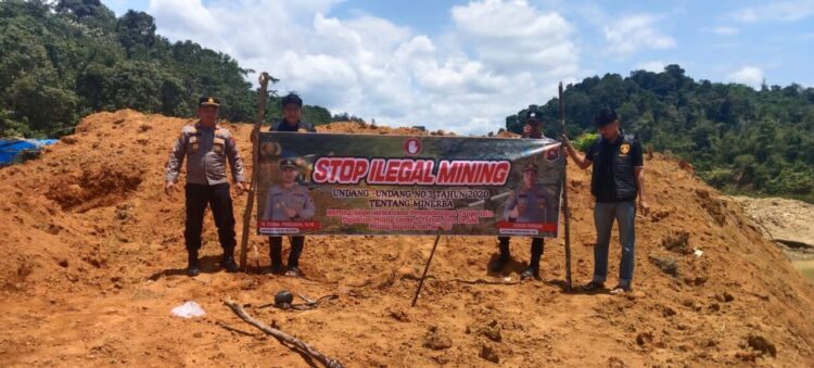 Polres Solok Selatan Pasang Spanduk Larangan Ilegal Mining di Lubuk Ulang Aling 1 dw