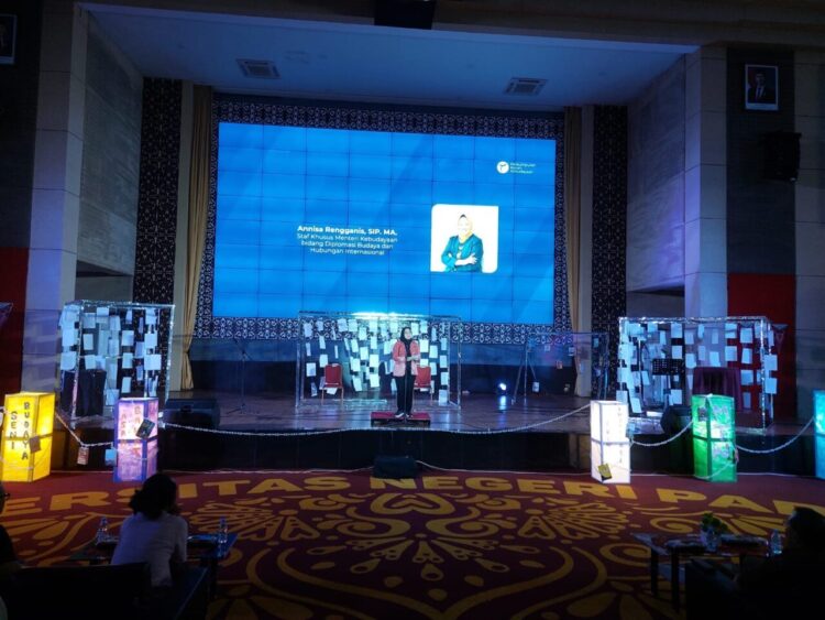 MTN Seni Budaya Sastra di UNP Dihadiri Ribuan Mahasiswa, Bangkitkan Kembali Seniman dan Penulis Bertalenta dari Sumbar 1 Staf Ahli Menteri Kebudayaan Bidang Diplomasi Budaya dan Hubungan Internasional, Annisa Rengganis menberikan sambutan saat MTN Seni Budaya Sastra di UNP.
