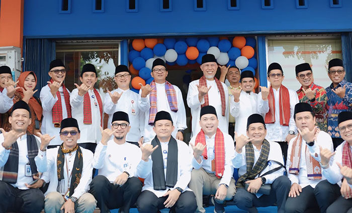 Bank Nagari Syariah Kuatkan Ekspansi hingga Pekanbaru, Gusti Candra: Kerja Keras Membuahkan Hasil Membanggakan 1 PERESMIAN— Gubernur Sumbar Mahyeldi Ansharullah bersama jajaran Direksi, Komisaris, Dewan Pengawas Bank Nagari berfoto di Kantor Fungsional (KF) Syariah Bank Nagari di Kota Pekanbaru, Riau, yang baru saja diresmikan.