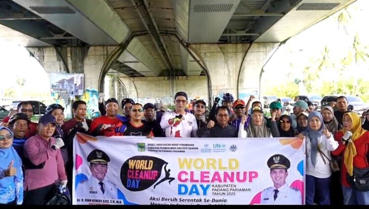 Meriahkan WCD Tahun 2025, ASN, BUMN dan Swasta Goro di Jembatan Fly Over 1 PERINGATAN HARI BERSIH-BERSIH— Bupati Padangpariaman, John Kenedy Azis, foto bersama usai melakukan goro memperingati Hari Bersih Bersih sedunia, Sabtu (20/9), di bawah jembatan fly over.