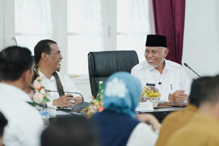Dukung Hilirisasi, Mentan Dirikan Pabrik Gambir di Ranah Minang, Gubernur Mahyeldi Targetkan Sumbar Lumbung Pangan Nasional 1 RAKOR— Gubernur Sumbar Mahyeldi Ansharullah dan Menteri Pertanian RI, Amran Sulaiman memimpin Rakor Ketersediaan Pangan se-Sumbar 2025 di Auditorium Gubernuran Sumbar, Selasa (16/9).