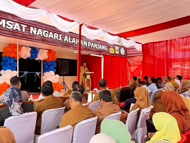 LAUNCHING SAMSAT— Gubernur Sumbar Mahyledi memberikan sambutan saat pembukaan dan launching Samsat di Nagari Alahan Panjang, Kabupaten Solok.