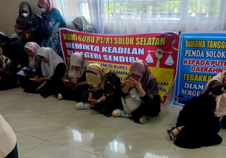 BREAKING NEWS: Ratusan Guru Honorer Solsel Mengadu ke DPRD 1 Ratusan Guru Honorer Solsel Mengadu ke DPRD