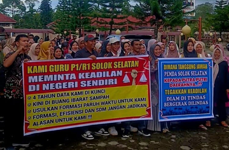 Terkait Tuntutan Guru Honorer, DPRD Solok Selatan Serahkan ke Pemkab Secara Tertulis 1 Guru Honorer Solsel menuntut pengusulan NIP dan PPPK paruh waktu