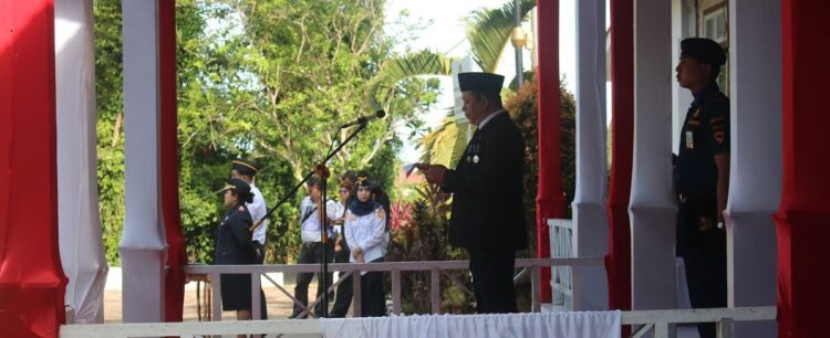 Pemkab Mentawai Peringati Harhubnas Tahun 2025 1 UPACARA HARHUBNAS— Staf Ahli Bupati Bidang Ekonomi, Keuangan dan Pembangunan, Bernandus Danatus Simanjuntak memberikan sambutan saat upacara peringatan Harhubnas.