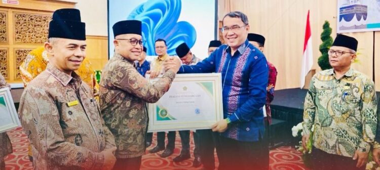 Dukungan Penyelenggaraan Haji 2025, Wako Hendri Arnis Raih Penghargaan Kemenag RI 1 TERIMA PENGHARGAAN— Wali Kota Padang Panjang Hendri Arnis, menerima penghargaan dari Kementerian Agama Republik secara virtual oleh Dirjen Penyelenggaraan Haji dan Umrah Kemenag RI, Hilman Latief.