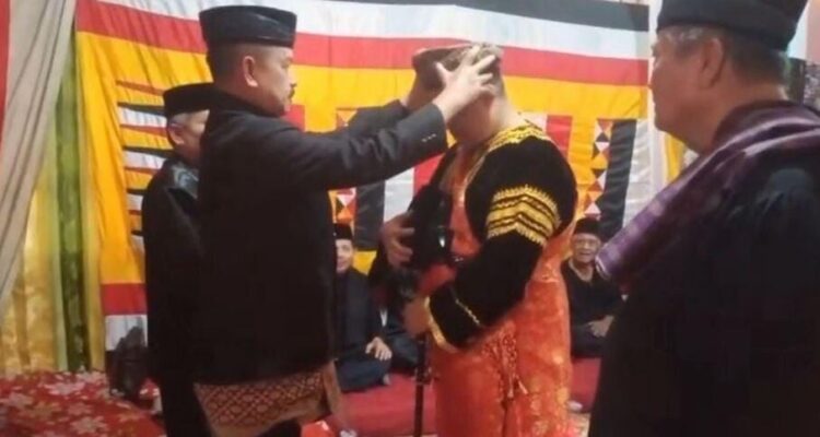 DILEWAKAN—Ketua LKAAM Sumbar Prof Fauzi Bahar Datuk Nan Sati saat melewakan Haji Nurman HMN,  dengan gelar (gala) Datuk Rajo Basa, dalam sebuah prosesi adat Minggu (14/9), di Desa Limau Hantu, Kenegarian Balah Aie, Kecamatan VII Koto, Kabupaten Padangpariaman.