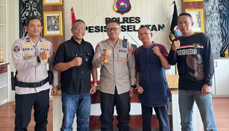 SILATURAHMI— Kapolres Pessel AKBP Derry Indra, didampingi Kasubsi PIDM Sathumas Polres Pessel Ipda Doni Santoso, bersama Ketua PWI Pessel Suherman.