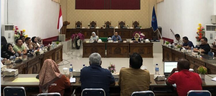 Pedagang Mengeluh, Komisi II DPRD Sawahlunto Lakukan Audiensi 1 AUDENSI DENGAN PEDAGANG— Komisi II DPRD Kota Sawahlunto melakukan audiensi bersama pedagang kuliner yang
menempati area depan Kantor KONI Sawahlunto.