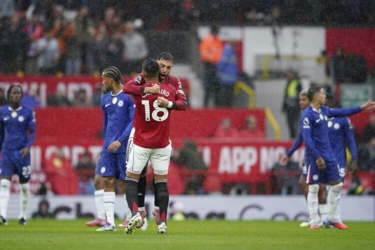 Dramatis di Old Trafford, MU Kalahkan Chelsea 2-1, Dua Kartu Merah Warnai Laga 1 KEMENANGAN PENTING— Diwarnai hujan deras, dan dua kartu merah, MU akhirnya meraih kemenangan penting usai menundukkan chelsea dengan skor 2-1 dalam laga premier league di Old Trafford, Sabtu (20/9) malam.
