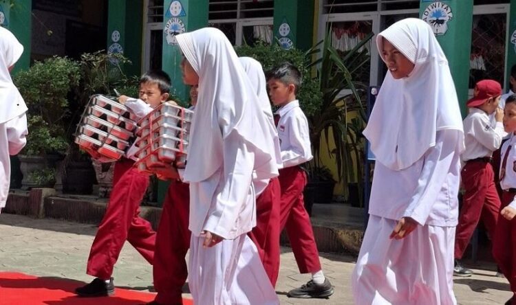 Siswa SDN 09 Pasar Pandan Air Mati Nikmati Program MBG, SPPG 03 Kota Solok Pastikan Kualitas Makanan dan Kebersihan Terjamin 1 BAHAGIA TERIMA MBG— Sejumlah pelajar SDN 09 PPA Kota Solok terlihat bahagia menerima rantang berisikan makanan bergizi gratsi yang dihadirkan pemerintah, Senin (8/9).