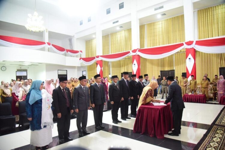 Bupati Padangpariaman Lantik Pejabat Eselon Dua 1 PELANTIKAN— Bupati Padangpariaman melantik dan mengambil sumpah pejabat pimpinan tinggi pratama serta pejabat fungsional di lingkungan pemerintah Kabupaten Padangpariaman berdasarkan Surat Keputusan (SK) nomor 821.3/386/2025 dan 821.2/385/2025.